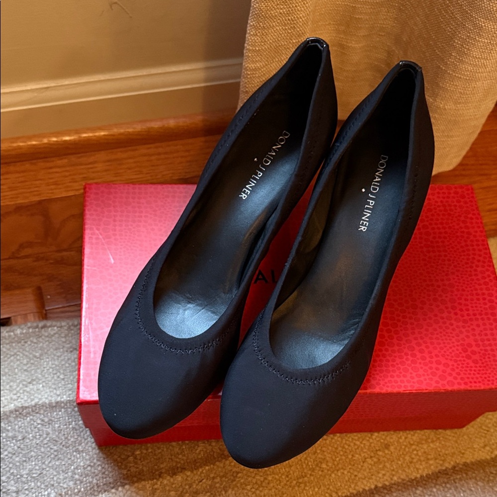 Donald J. Pliner Women's Classic Black Heels - Picture 2 of 6